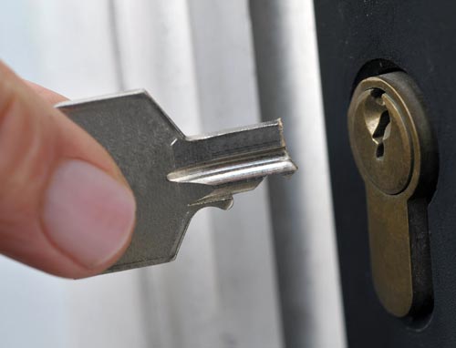 Abgebrochener Schlüssel im Schloss als Beispiel für Notfall Türöffnung
